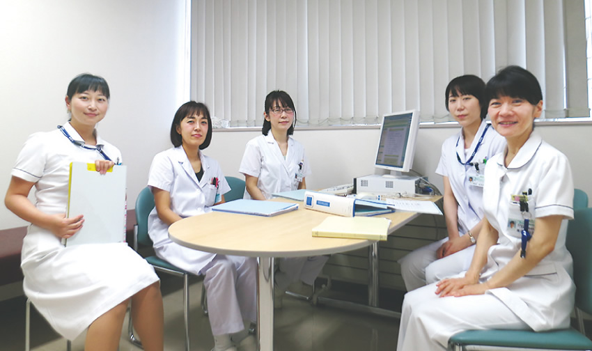 入院中の患者さんの看護にあたる病棟看護師、在宅医療を担う訪問看護師、介護保険制度のサービス調整役を担うケアマネージャー、退院後の生活を支えるヘルパーなどと密接に連携しています