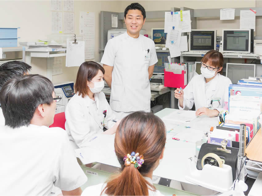 早坂州生　はやさか くにお　1999年、日本大学薬学部生物薬学科卒業。札幌市内の病院、調剤薬局を経て、2006年に恵佑会札幌病院に入職。09年、がん薬物療法認定薬剤師資格取得。