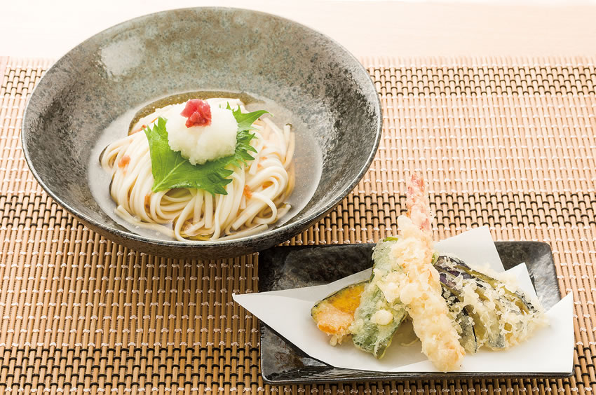 冷やし梅ダレうどんと夏野菜の天ぷら
