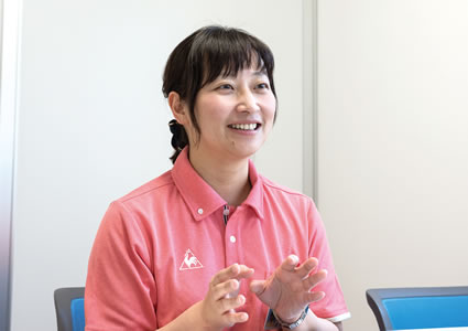 笑顔で受け答えをしている向中野順診療放射線技師